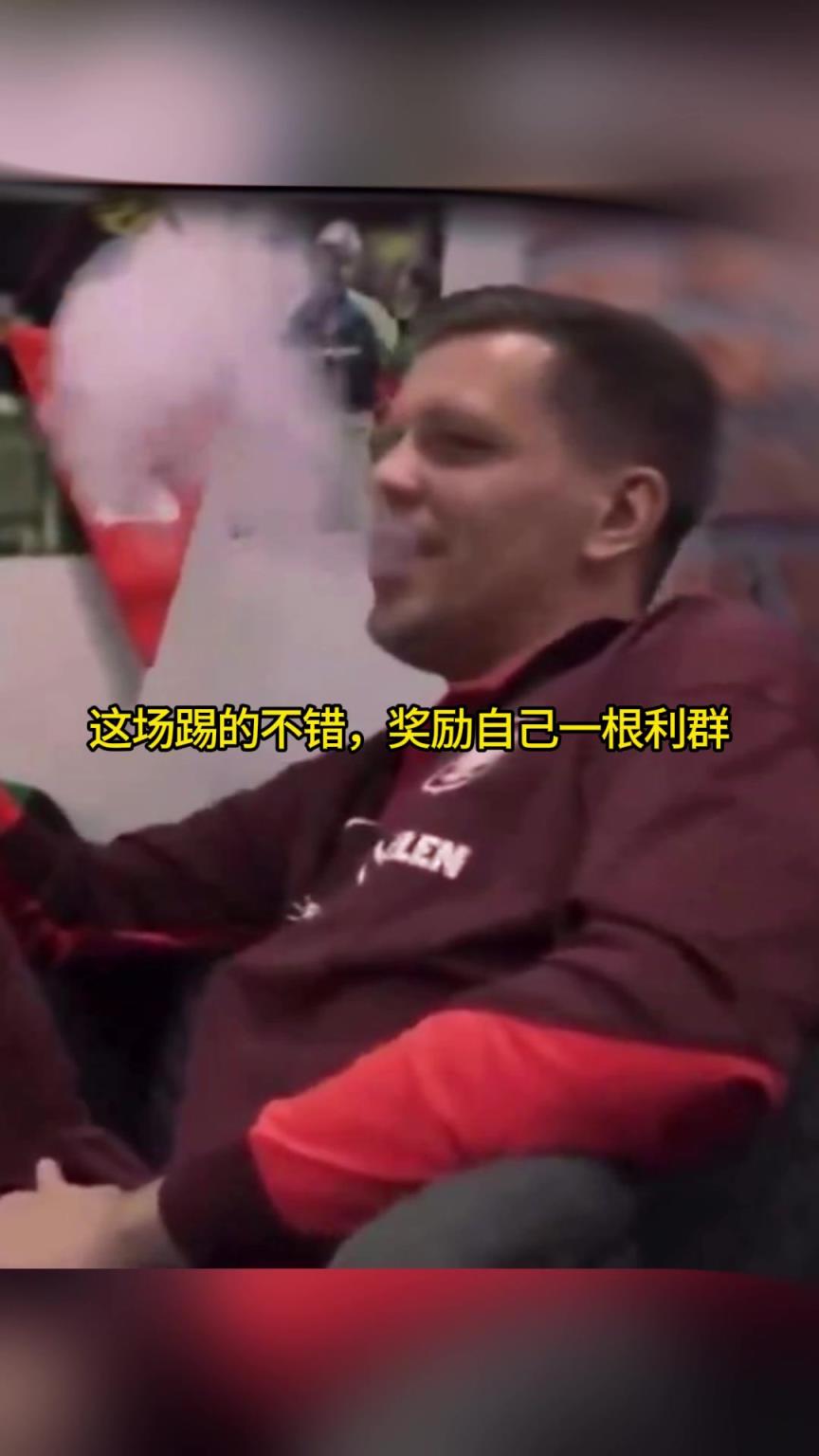 獎勵自己一根利群！什琴斯尼：佩德里拿到了獎杯，我也有一半